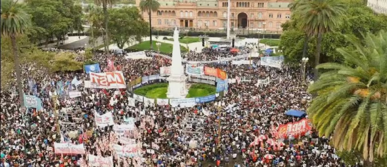 Masiva marcha en plaza de mayo por el día de la memoria: críticas a la ...