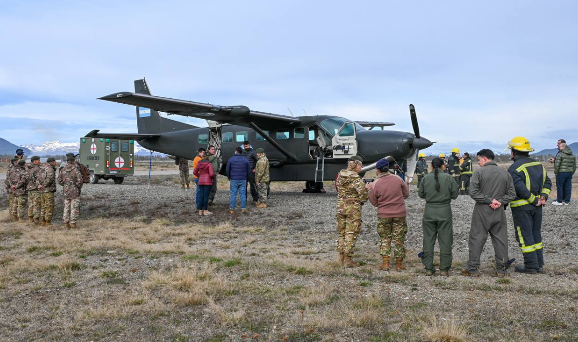 Tolhuin recibió a una aeronave del Ejército en una jornada de cooperación y presencia soberana