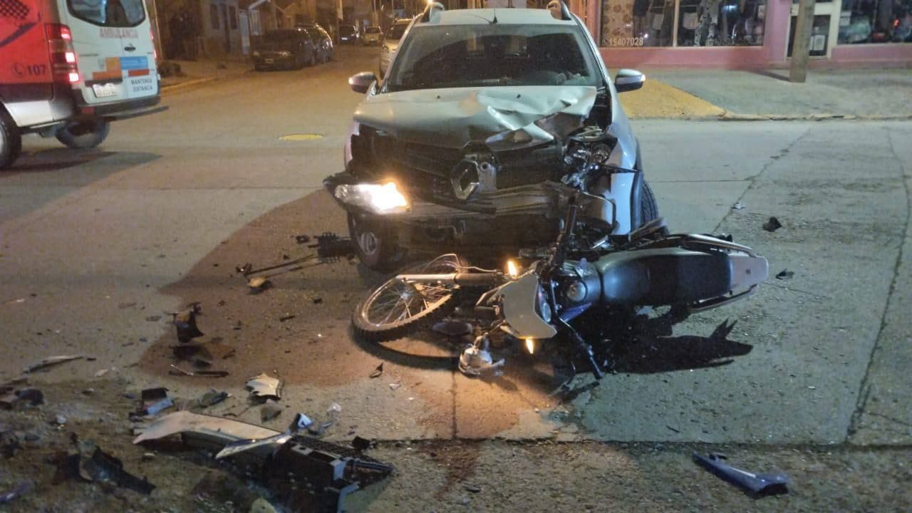 Dos personas hospitalizadas tras un choque entre un auto y una motocicleta