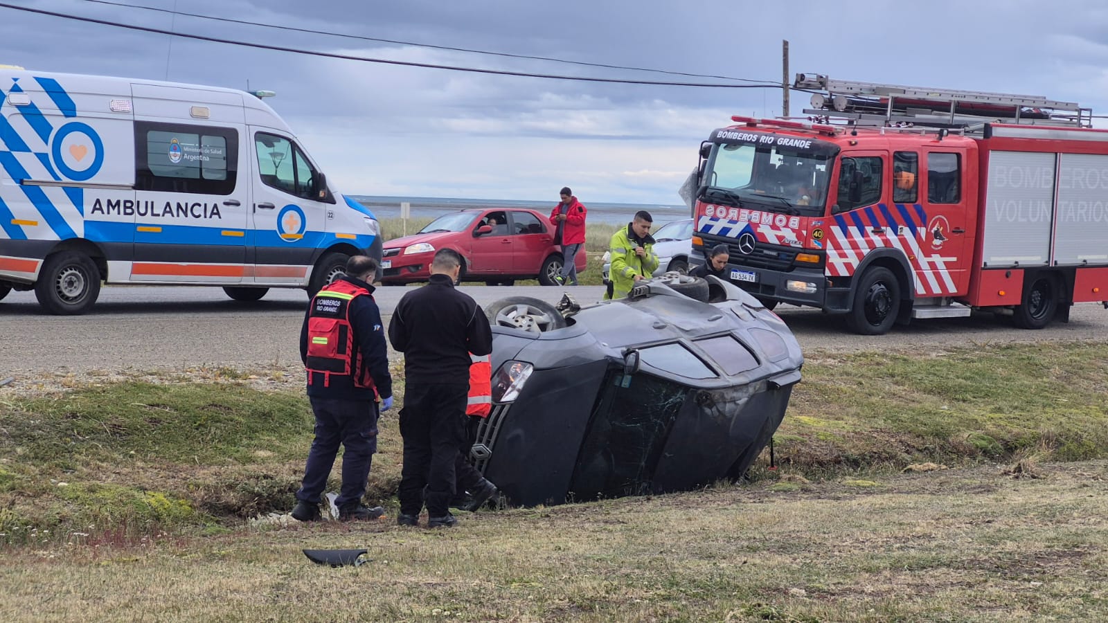 Choque en la Ruta 3 termina con una camioneta volcada - TDF News