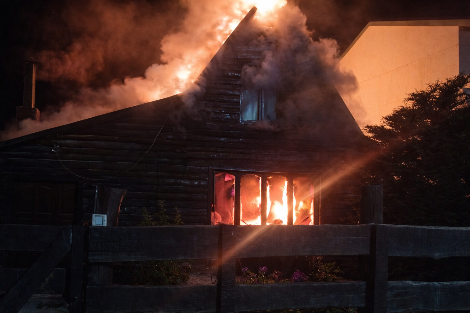 Voraz incendio destruyó por completo una vivienda en Tolhuin