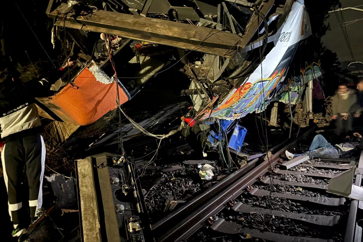 Tren se descarrila en Cataluña: al menos 15 heridos y un maquinista fallecido