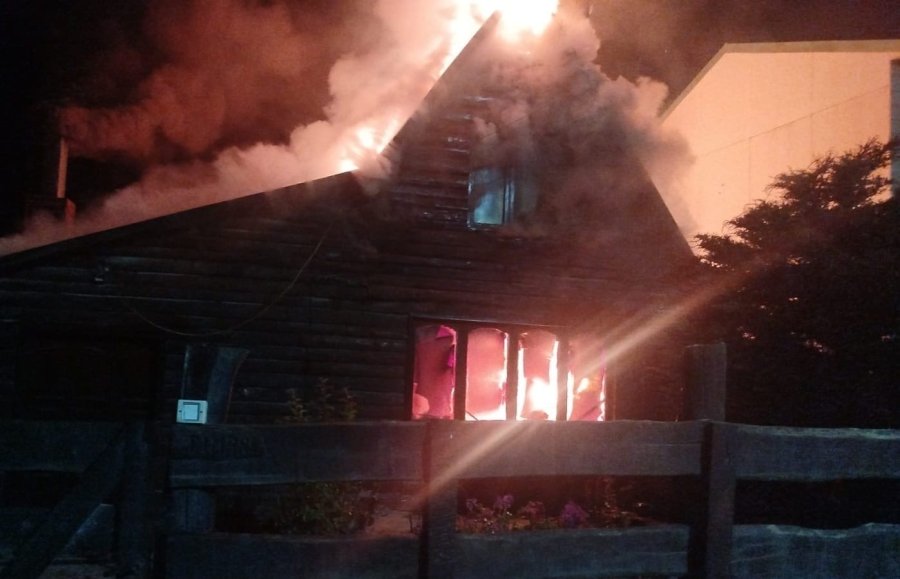Una casa quedó reducida a cenizas tras un incendio en Tolhuin