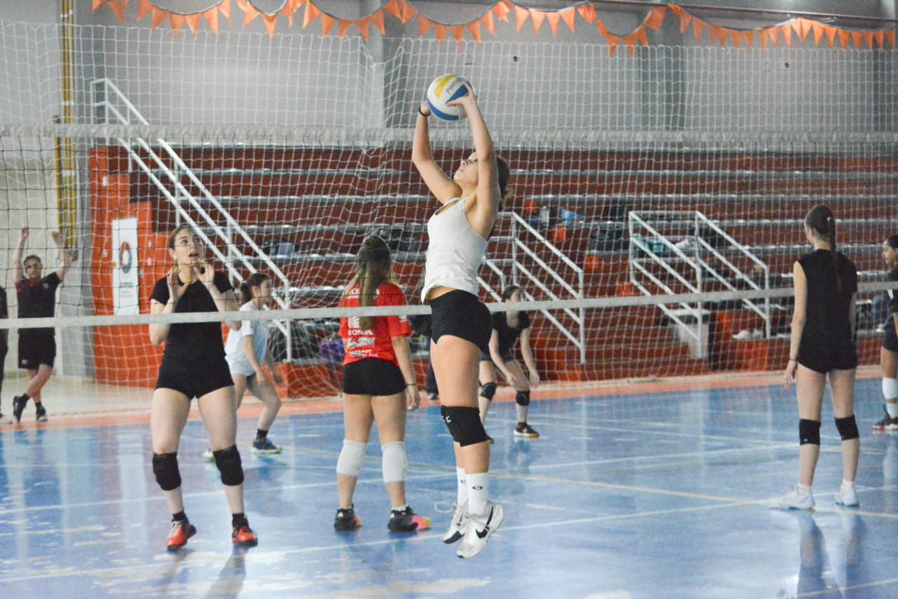 Los seleccionados fueguinos de vóley se preparan en Río Grande para los Juegos Patagónicos