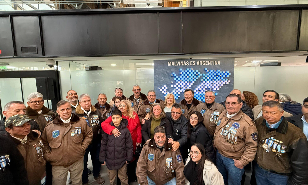 Ushuaia inauguró un mural en homenaje a excombatientes en el Aeropuerto Malvinas Argentinas