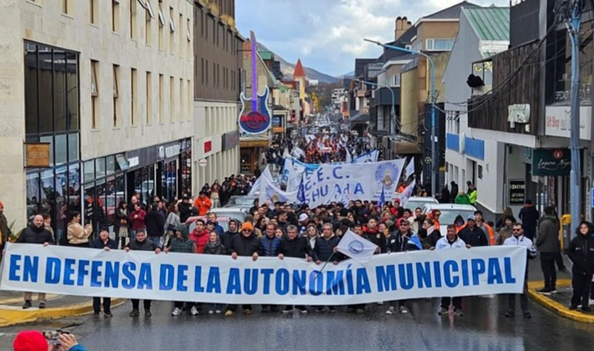 Masiva marcha en Ushuaia reclama regularización de fondos de coparticipación