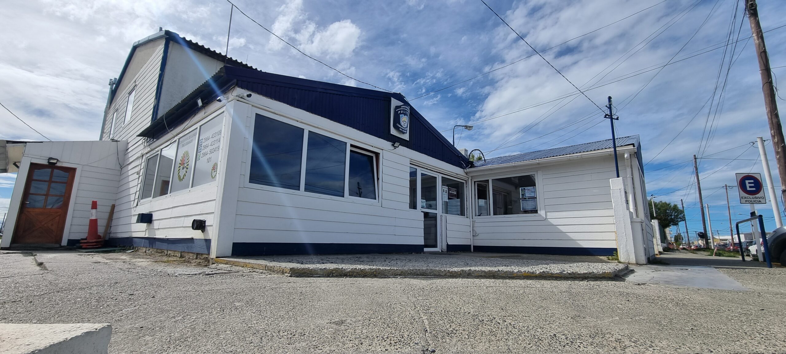 Intentaron robar un vehículo y terminaron detenidos tras refugiarse en un comercio