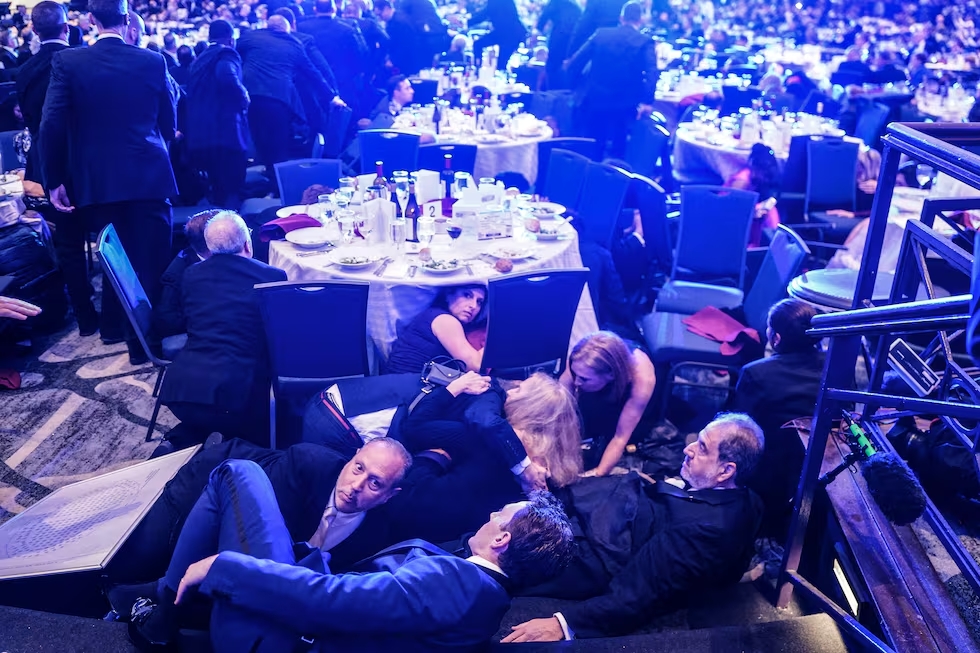 Evacúan a Trump tras disparos en un evento en Washington