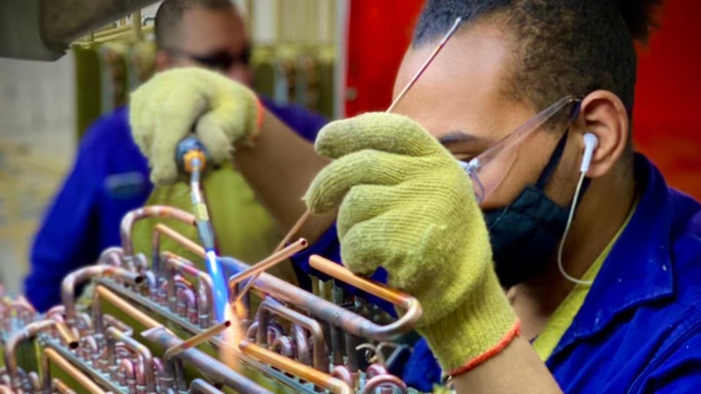 La industria utilizó el 54,6% de su capacidad instalada en febrero y cayó frente a 2025