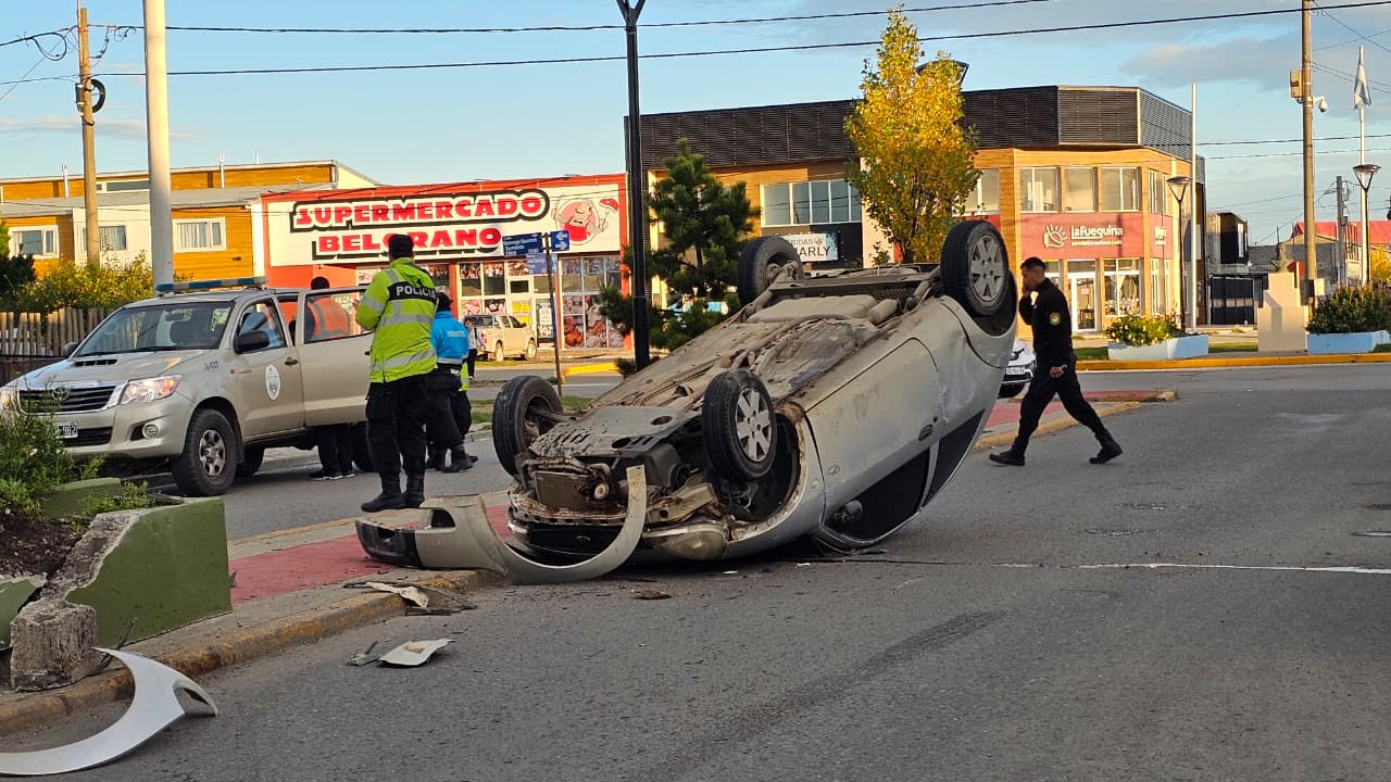 Río Grande: una mujer fue hospitalizada tras volcar con su vehículo en la intersección de Perón y Chamorro