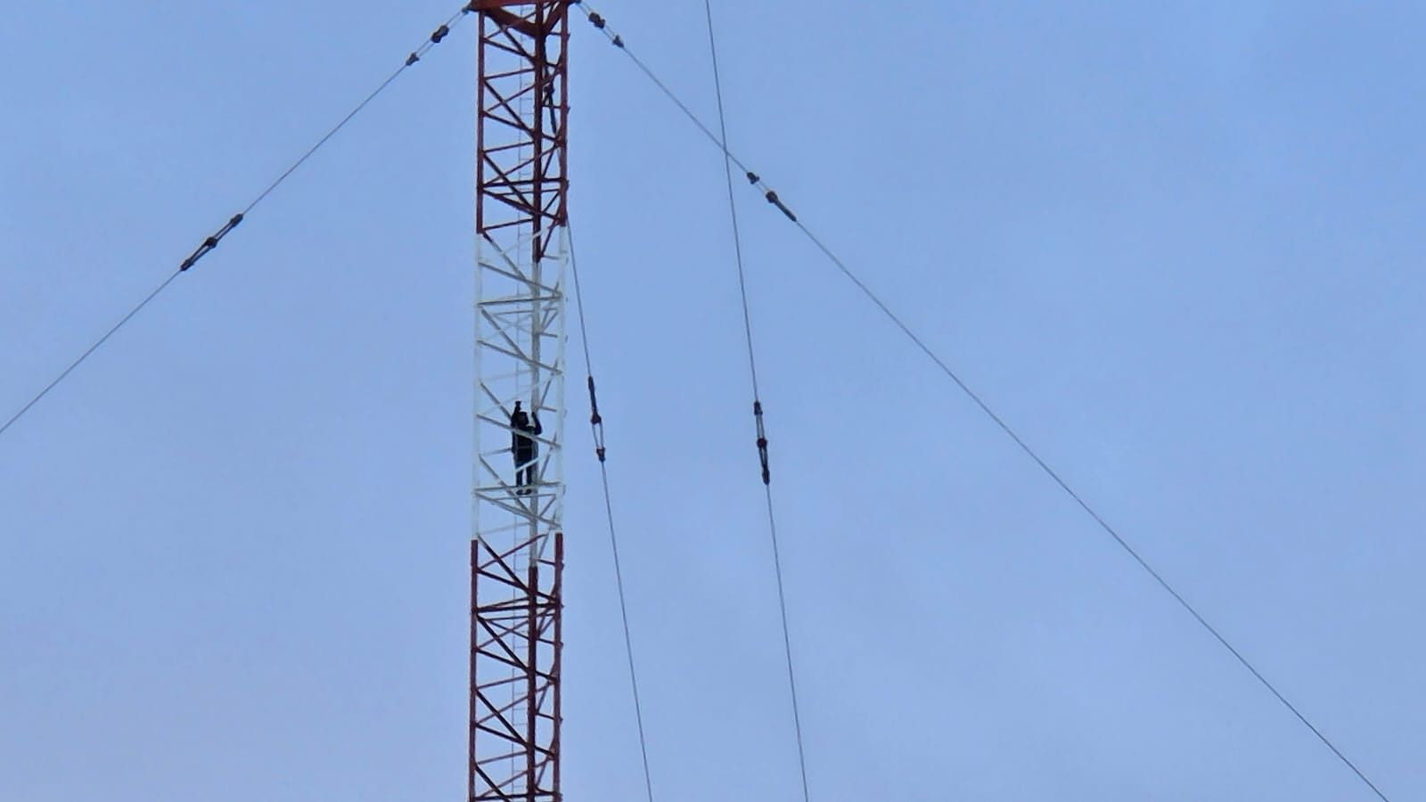Un hombre escaló la antena de Radio Nacional en Río Grande para reclamar por el contacto con sus hijas
