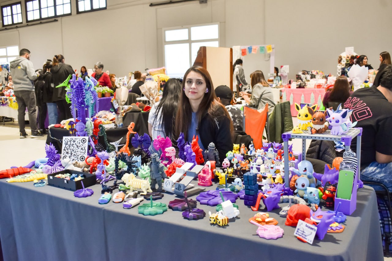 La feria de artesanos locales se consolida como un espacio de encuentro comunitario