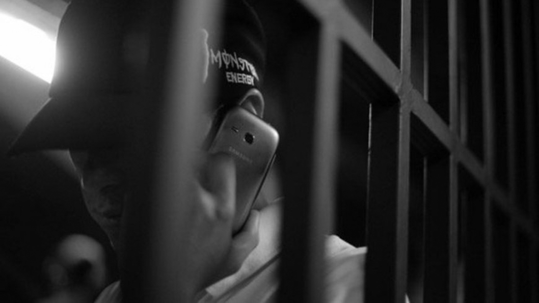 El Gobierno autorizó bloqueadores de celulares en cárceles federales