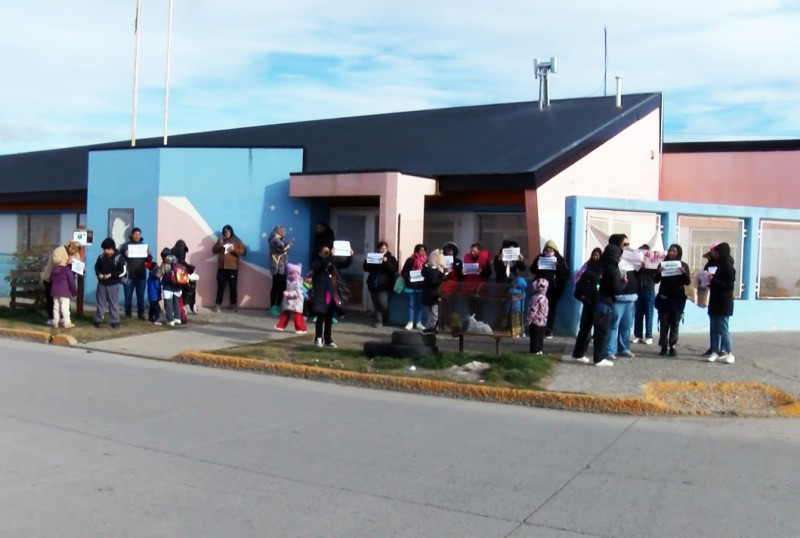 Padres del Jardín 27 vuelven a reclamar por obras: denuncian falta de respuestas y clases reducidas