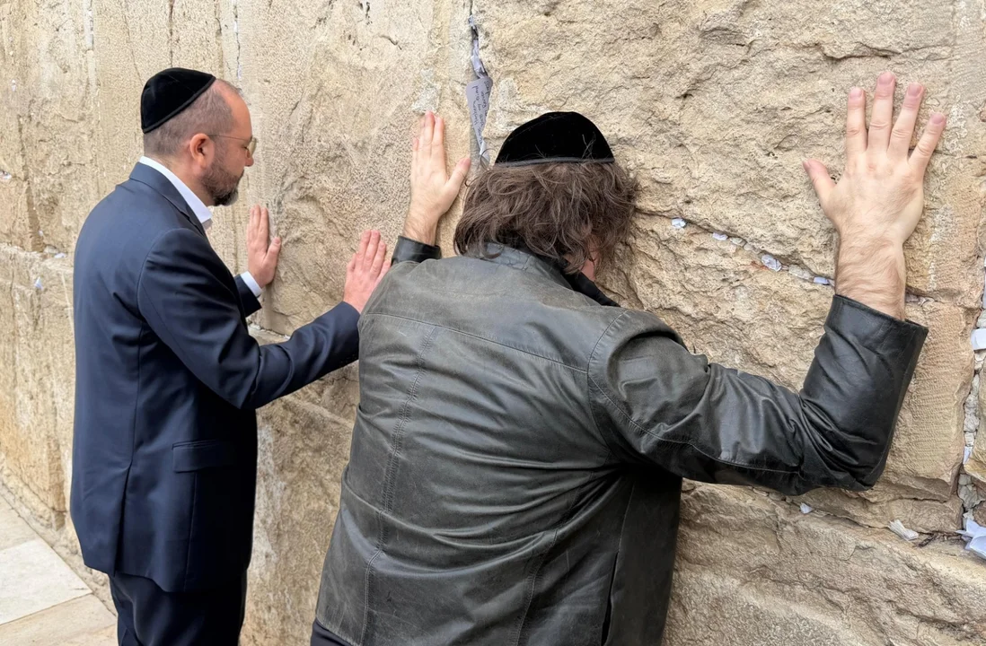 Milei inició su visita a Israel con una recorrida por el Muro de los Lamentos