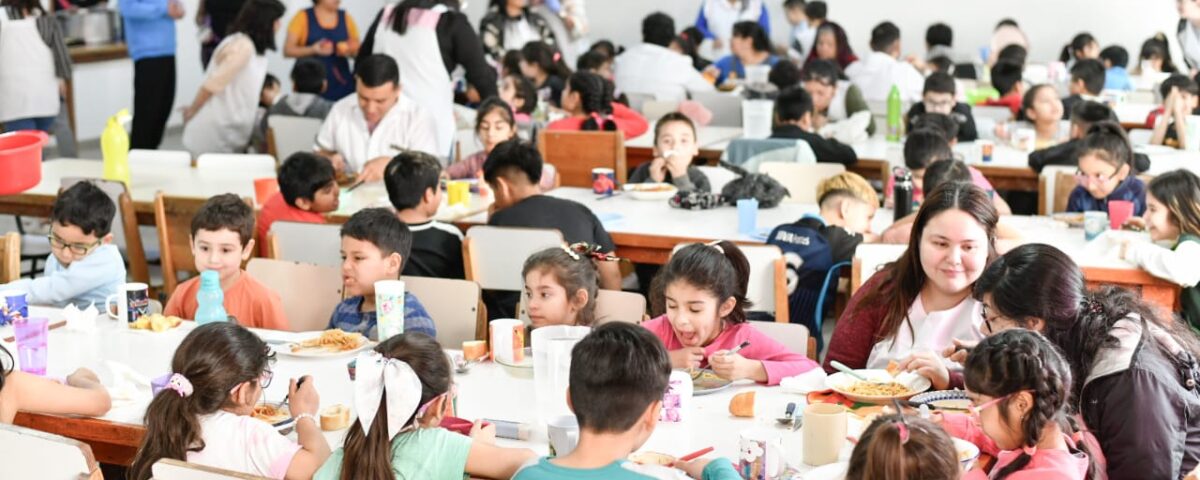 Más de 10 mil estudiantes reciben viandas en escuelas de Tierra del Fuego