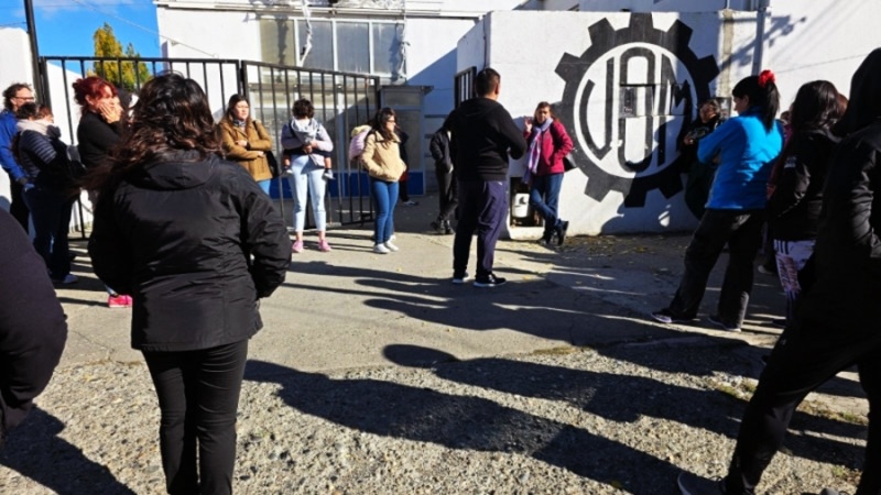 Trabajadores metalúrgicos protestaron frente a la UOM en Río Grande por la falta de empleo