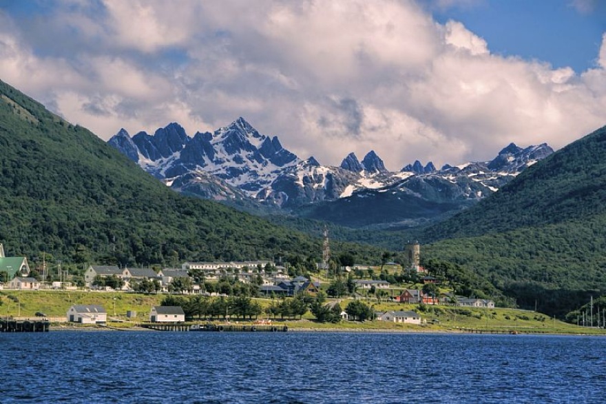 Puerto Williams creció un 40% en recaladas de cruceros mientras Ushuaia cayó un 30% en pasajeros