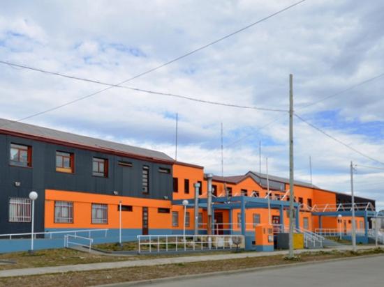 Trabajador sufrió una caída mientras realizaba tareas en una escuela de Río Grande