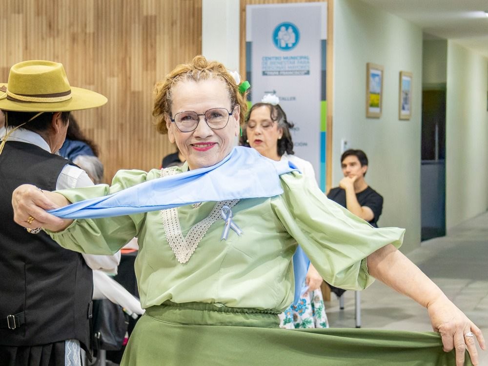 Jóvenes y personas mayores compartieron una peña folklórica por el aniversario de la Revolución de Mayo