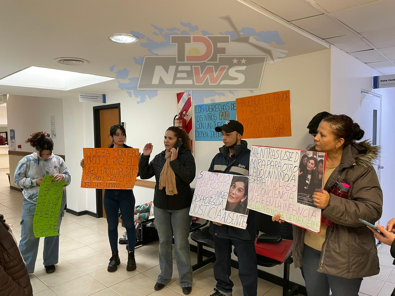 Más de 20 familias se manifestaron frente al Juzgado de Minoridad N.º 2