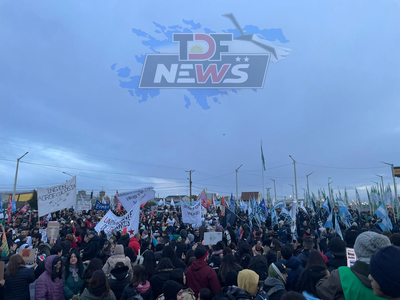 Multitudinaria marcha universitaria en Río Grande contra el ajuste nacional