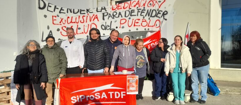 Profesionales de la salud realizaron una radio abierta en el Hospital Regional Río Grande para reclamar mejoras salariales y mayor participación en las discusiones paritarias