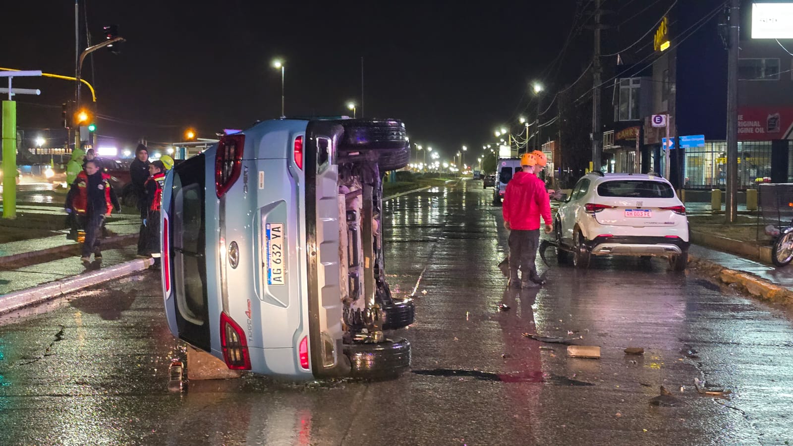Volcó una camioneta tras chocar contra un auto estacionado en Río Grande
