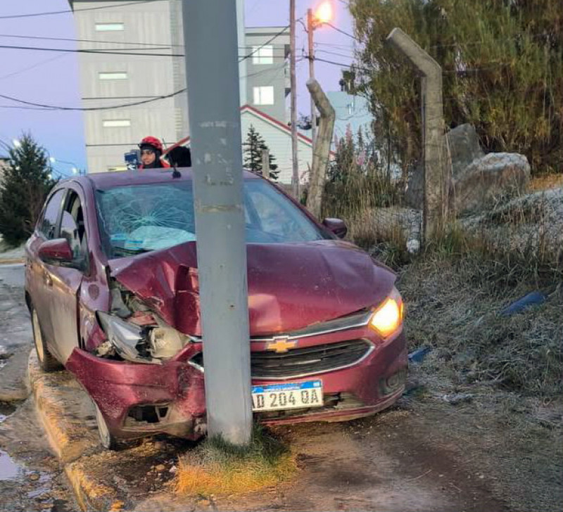 Conductor alcoholizado chocó contra una columna en Ushuaia