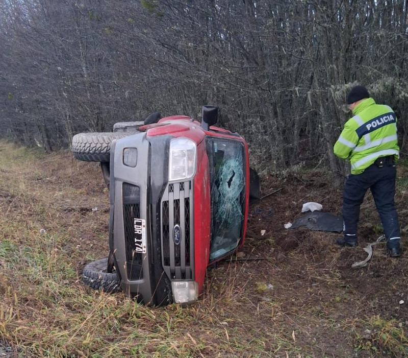 Despiste y vuelco sobre la Ruta 3: dos personas resultaron con golpes leves