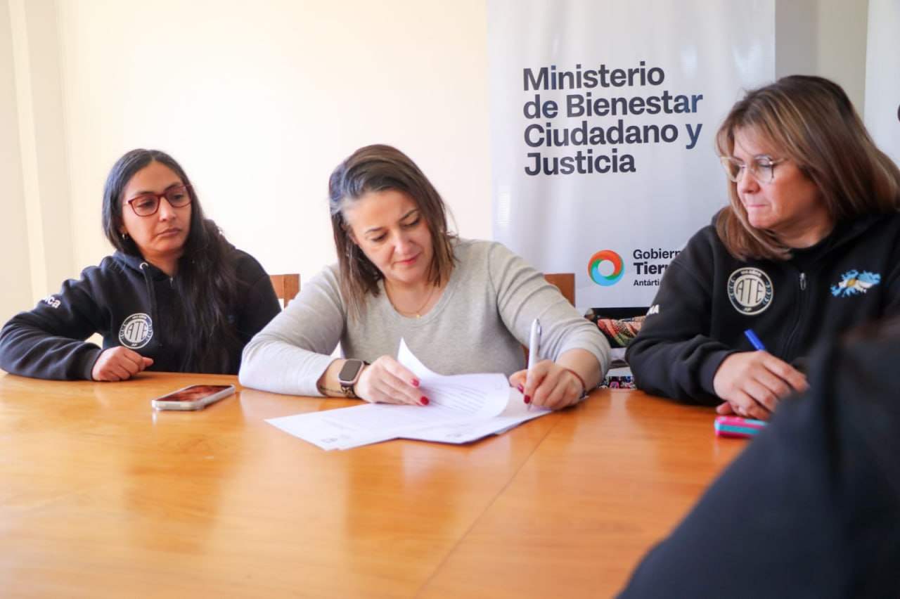 Gobierno y ATE Tolhuin firmaron un convenio para fortalecer la Diplomatura de acompañantes comunitarias contra la violencia de género