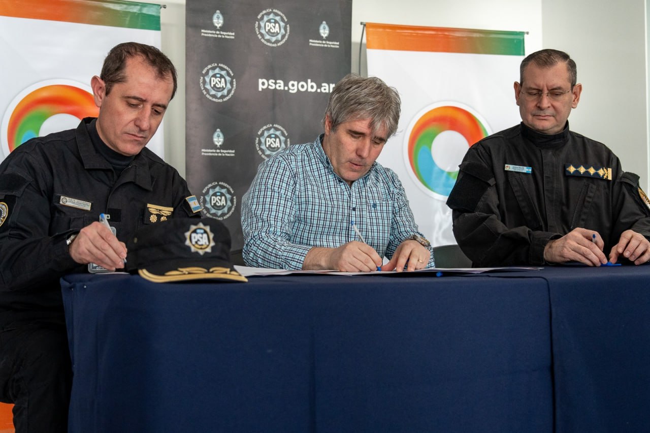 Provincia y PSA firmaron un acuerdo para reforzar la seguridad aeroportuaria en Río Grande