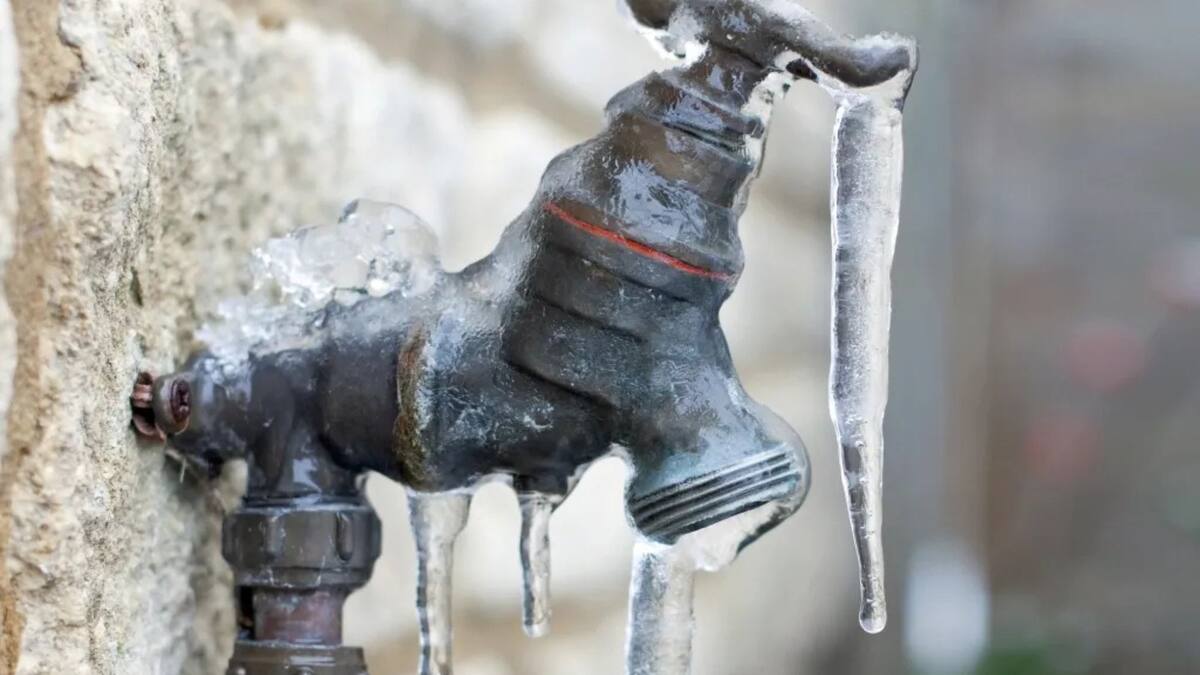 Con la llegada del frío, el Municipio recordó medidas para cuidar las cañerías y prevenir congelamientos