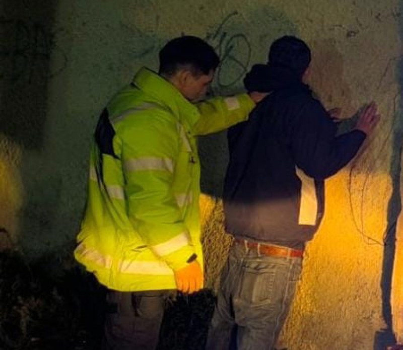 Detuvieron a un hombre tras causar destrozos contra un auto en barrio Perón
