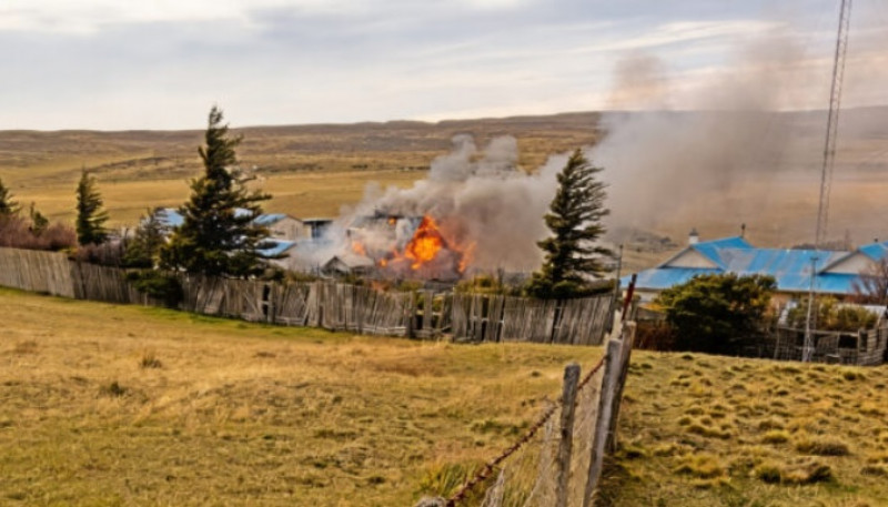 Incendio destruyó por completo la vivienda de trabajadores en una estancia de Magallanes