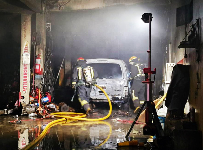 Incendio en un taller mecánico de Ushuaia: un vehículo resultó afectado por el fuego