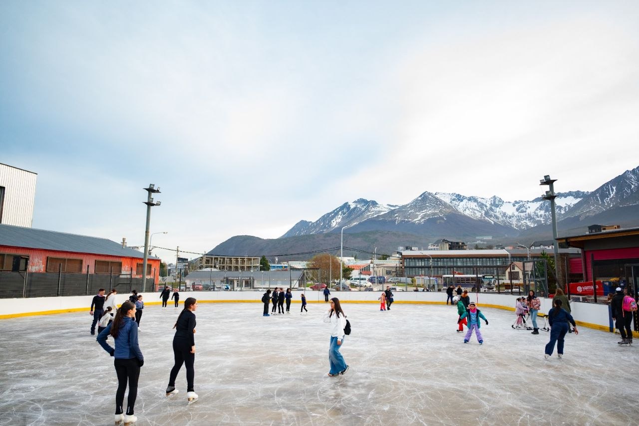 Quedó inaugurada la temporada de la pista de hielo “Carlos Tachuela Oyarzún”