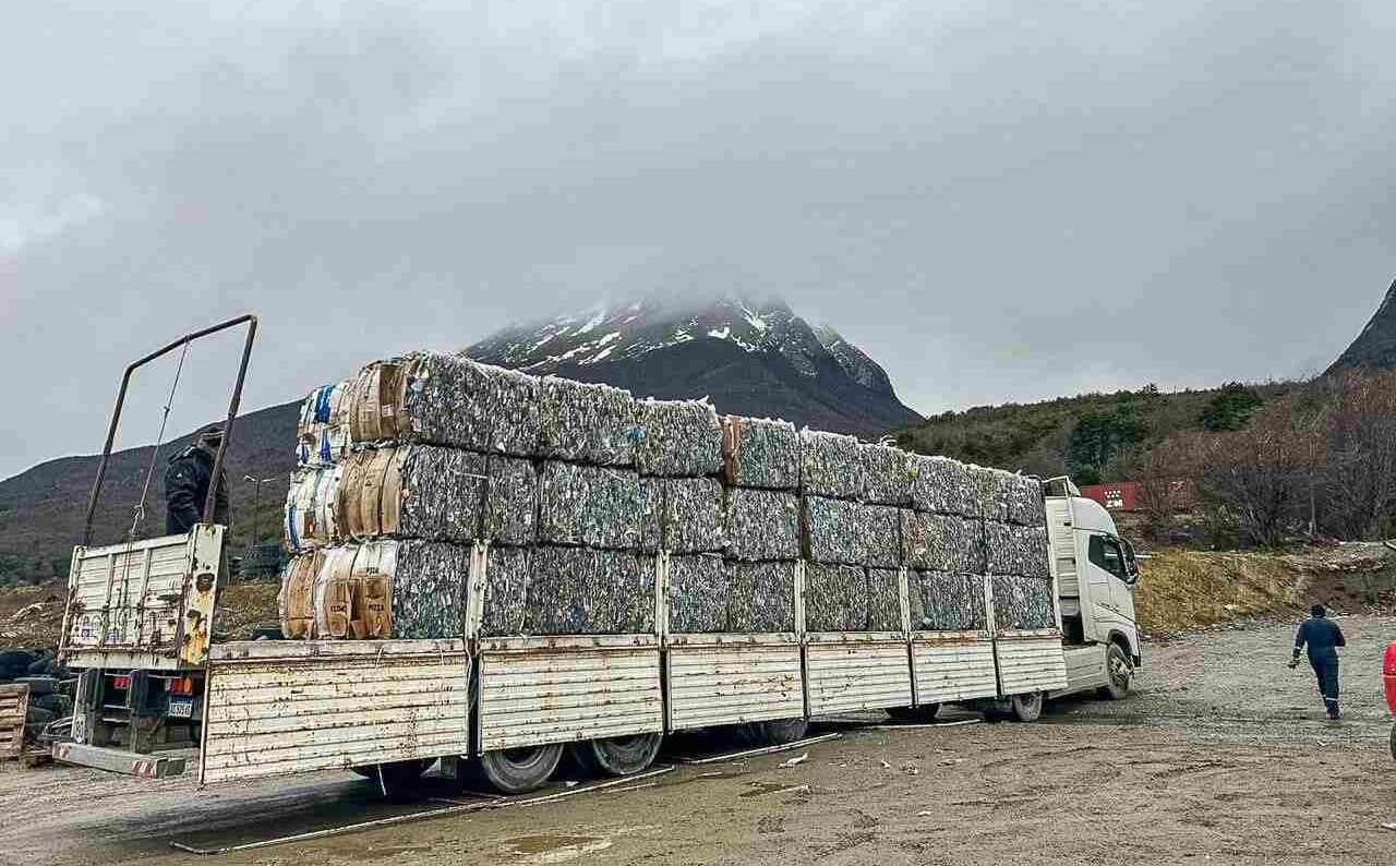 Ushuaia envió 15 toneladas de plástico PET para reciclaje y reutilización