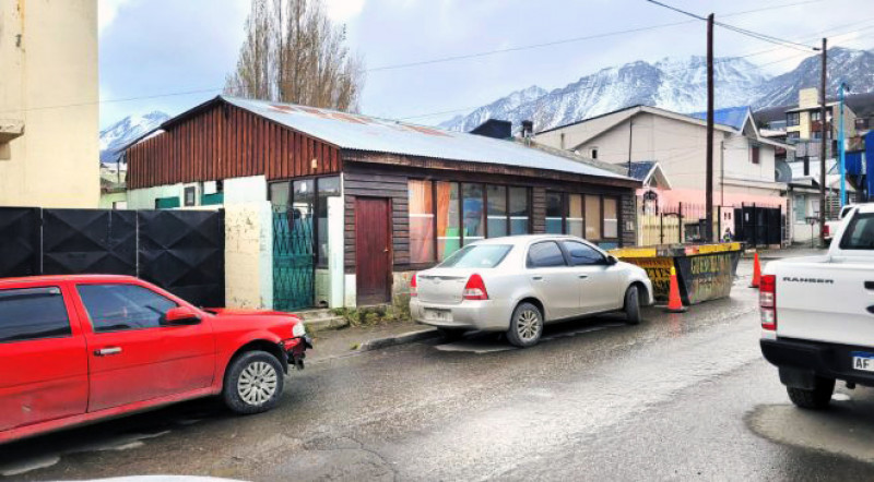 Vecinos denuncian riesgos por demolición en Ushuaia y Bomberos debieron intervenir por una quema en el predio