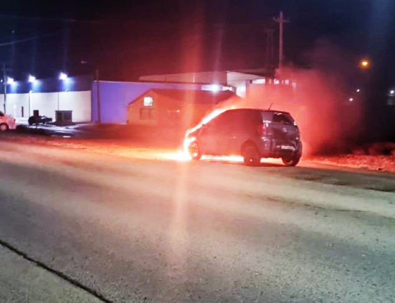 Un auto se incendió sobre la Ruta 3