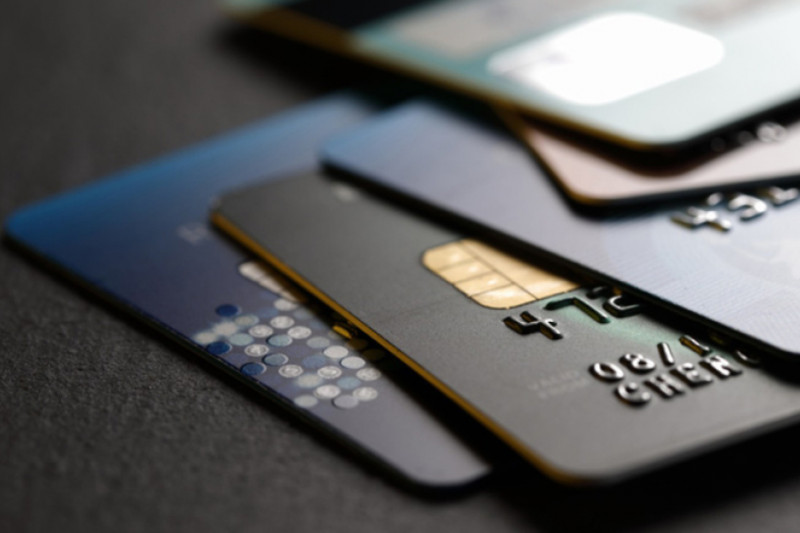 El consumo con tarjeta de crédito cayó por quinto mes consecutivo en términos reales
