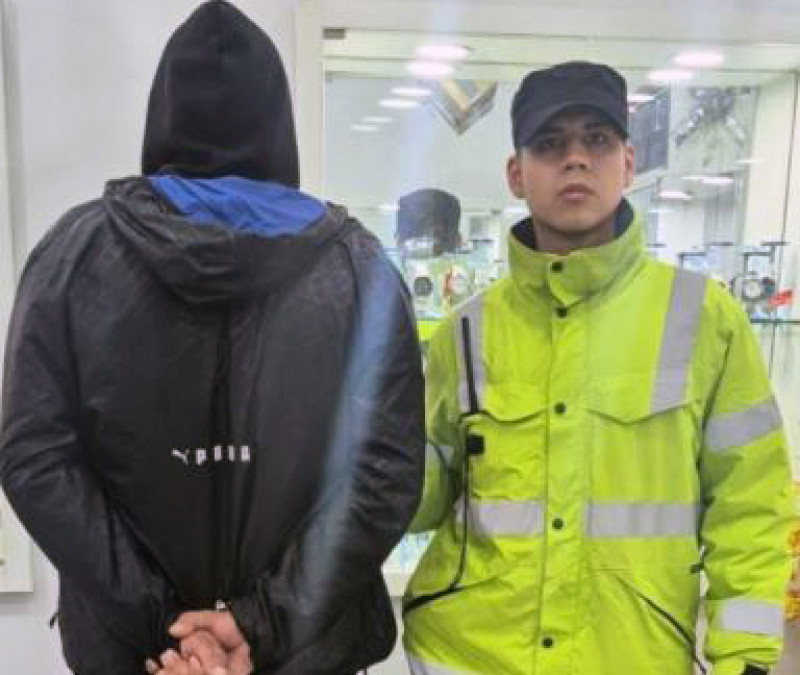 Detuvieron a un hombre con antecedentes tras ser sorprendido revisando una camioneta en Río Grande
