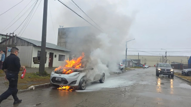 Un automóvil se incendió y los daños fueron totales
