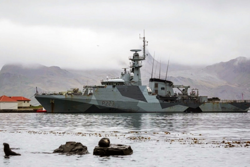 El HMS Medway volvió a cruzar aguas argentinas…
