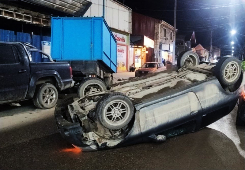 Conductor alcoholizado volcó con su vehículo en Ushuaia…