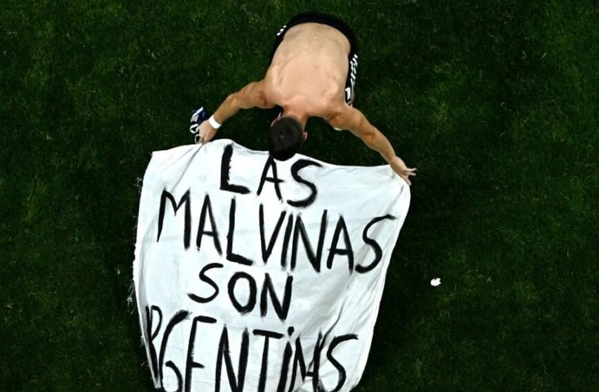 La bandera de Malvinas que mostró la Selección&hellip;